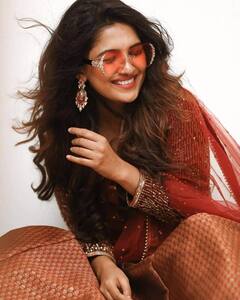 கூலிங் கிளாஸ்...செம்ம ஸ்டைல்...கிளாமரில் கலக்கும் வாணி போஜன்!