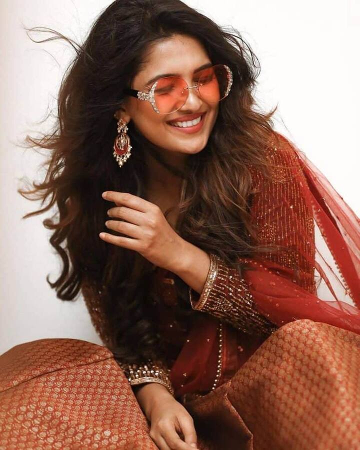 சின்னத்திரையில் இருந்து வந்து வெள்ளித்திரையில் நடித்து வருகிறார்.