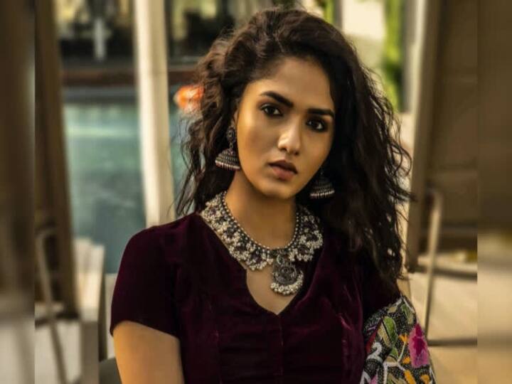 Actress sunaina tweet about help for telugu producer surgery who is affected with corona virus ”இவரின் அறுவை சிகிச்சைக்கு உதவுங்கள்” - ரசிகர்களிடம் நடிகை சுனைனா வேண்டுகோள்