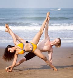 TV Actress Aashka Goradia, Husband Berent Goble’s Beach Yoga PICS Will Leave You Stunned!