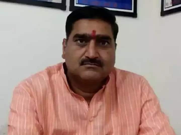 Aligarh liquor scandal MP Satish Gautam against district administration ann अलीगढ़ शराब कांड: जिला प्रशासन के खिलाफ सांसद सतीश गौतम ने खोला मोर्चा, बोले- किसी निर्दोष को नहीं फंसने देंगे 