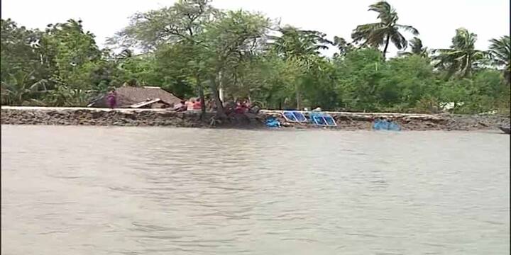 Even after 6 days of Yaas, ghoramara Village is under water, Residents are leaving the village Cyclone Yaas in Bengal: ইয়াসের ৬ দিন পরেও জলমগ্ন সাগর ব্লকের ঘোড়ামার, নিশ্চিহ্ন ঘরবাড়ি; গ্রাম ছাড়ছেন বাসিন্দারা