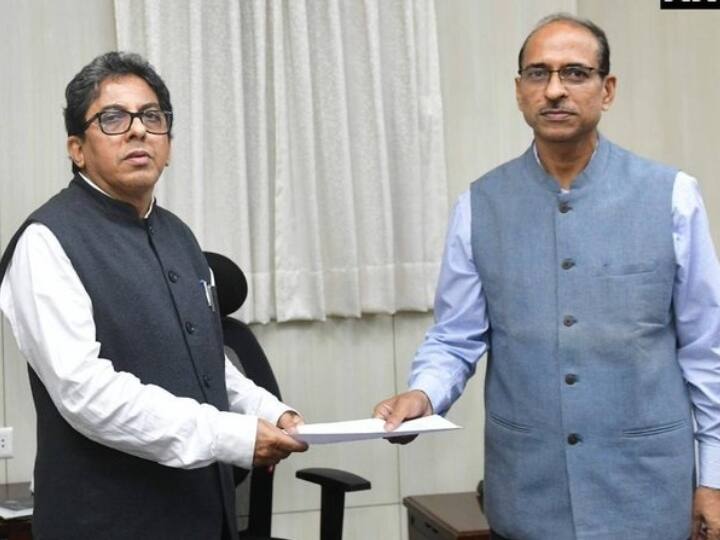 Alapan Bandyopadhyay hands over the charge to HK Dwivedi of West Bengal new Chief Secretary बंगाल और केंद्र सरकार में तकरार जारी, एचके द्विवेदी बने नए मुख्य सचिव, अलपन बंदोपाध्याय को भेजा गया रिमाइंडर | 10 बड़ी बातें