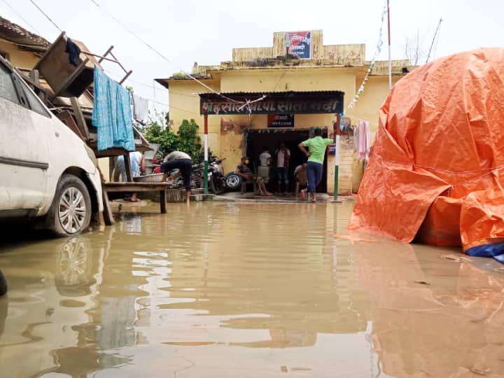 bihar police station immersed in rain water in sitamadhi ood and duty being done on bed ann बिहारः सीतामढ़ी में लगातार बारिश से ‘डूबा’ थाना, चौकी पर बैठकर हो रही ड्यूटी और खा रहे खाना