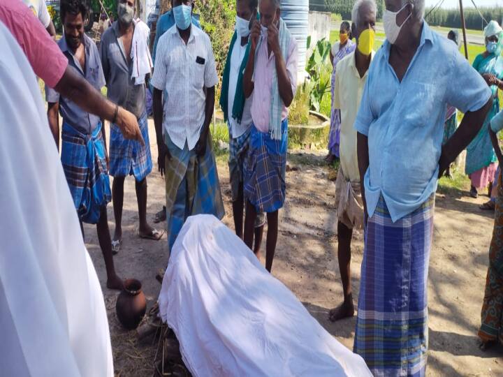 சாலையில் சடலத்தை எரித்து ‛டெமோ’ காட்டிய கிராம மக்கள்!
