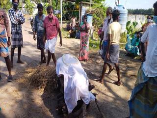 சாலையில் சடலத்தை எரித்து ‛டெமோ’ காட்டிய கிராம மக்கள்!