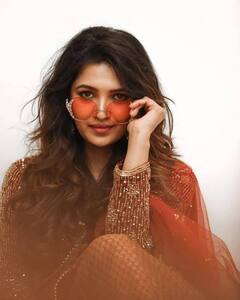 கூலிங் கிளாஸ்...செம்ம ஸ்டைல்...கிளாமரில் கலக்கும் வாணி போஜன்!