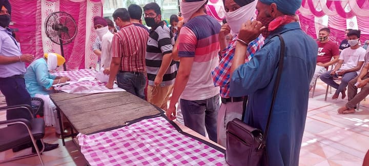 ਪਹਿਲੇ ਦਿਨ 247 ਲੋਕਾਂ ਨੂੰ ਵੈਕਸੀਨ ਲਾਈ ਗਈ, ਜਦਕਿ ਅੇੈਤਵਾਰ 280 ਲੋਕਾਂ ਨੂੰ ਵੈਕਸੀਨ ਲਾਈ ਗਈ।