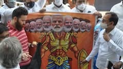 काँग्रेसच्या आंदोलनात पोलीस कर्मचाऱ्याला दुखापत, पोस्टर जाळत असताना डोळ्याला इजा