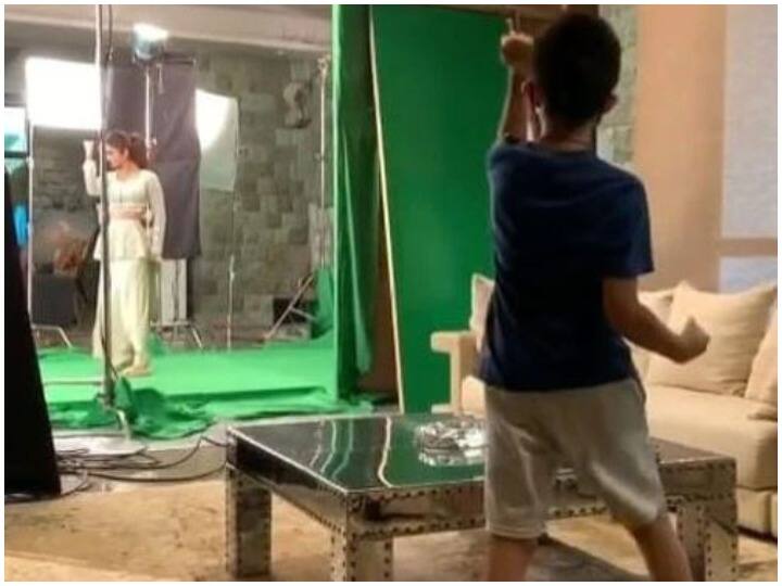 raj kundra shares son viaan imitating shilpa shettys dance video on Social media शिल्पा शेट्टी के डांस मूव्स को कॉपी करते दिखे उनके बेटे वियान, सोशल मीडिया पर वायरल हुआ वीडियो