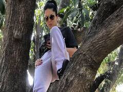जब Sunny Leone को कुछ नहीं आया समझ तो पेड़ पर चढ़कर यूं किया टाइम पास