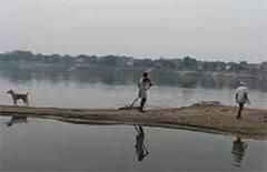 Fatehpur: गंगा नदी में शव मिलने से मचा हड़कंप, प्रशासन ने करवाया अंतिम संस्कार