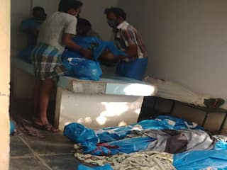 Relatives who went missing after the body of a person who died of a corona  virus infection | கொரோனா வைரஸ் நோய் தொற்றால் உயிரிழந்தவரின் உடலை அடையாளம்  காணாமல் தவித்த உறவினர்கள் ...