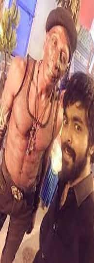 சிக்ஸ் பேக்குடன் நடிகர் ஜி.வி.பிரகாசுடன் எடுத்த படம்