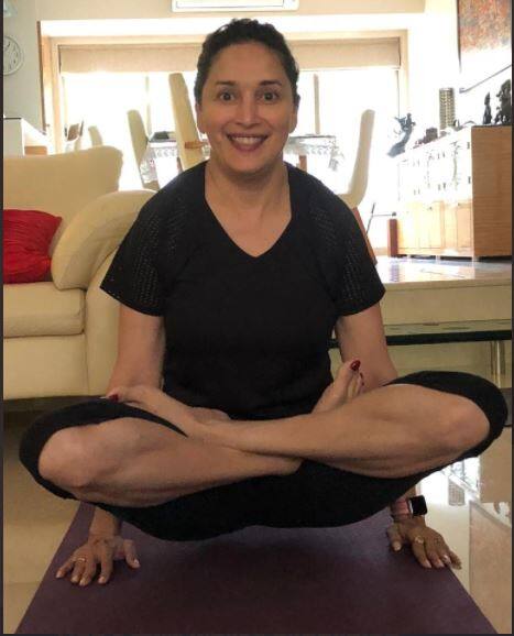 Madhuri Dixit Fitness Secret and Yoga, Exercise and Dance डांस ही नहीं योग से खुद को फिट रखती हैं Madhuri Dixit, जानिए माधुरी का फिटनेस राज