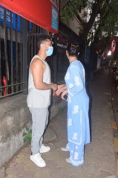 In Pics: देर रात मुंबई की सड़को पर इस अंदाज में दिखा ये स्टार कपल, फैंस बोले- रूठना-मनाना चल रहा है क्या