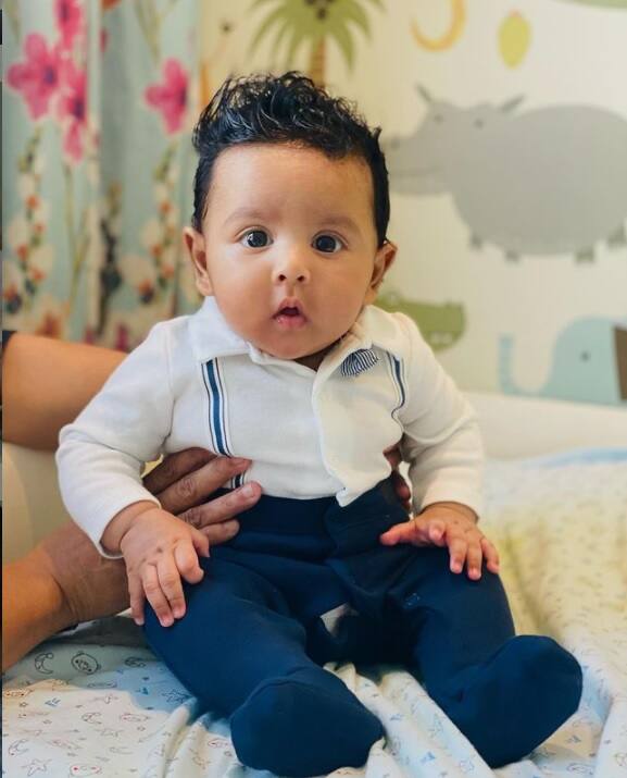 ইউভান চক্রবর্তী। এখনও নিজের প্রোফাইল হয়নি তাঁর। বাবা-মায়ের প্রোফাইল থেকেই নেটাগরিকদের মুখ দেখাতে আসে এই একরত্তি। রাজ চক্রবর্তী ও শুভশ্রী গঙ্গোপাধ্য়ায়ের পুত্র ইউভান বেশ জনপ্রিয় ইতিমধ্যেই।