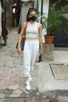 कैजुअल लुक में दिखा Alaya F का शानदार अंदाज, इन दिनों Aaishvary Thackeray संग खूब जुड़ रहा है नाम