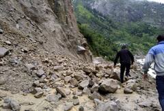 Rudraprayag: 48 घंटों से बदरीनाथ हाइवे बंद, डीएम ने किया घटनास्थल का निरीक्षण