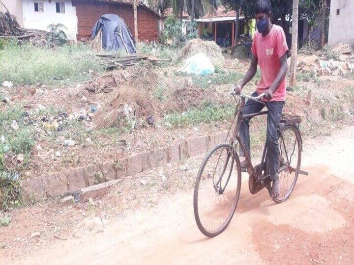 Karnataka: अपने बेटे की जान बचाने के लिए पिता ने साइकिल पर तय किया 300 किमी का सफर Karnataka: To save his son's life, father traveled 300 km on a bicycle Karnataka: अपने बेटे की जान बचाने के लिए पिता ने साइकिल पर तय किया 300 किमी का सफर