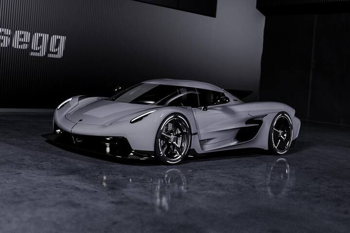 2021 Koenigsegg Jesko Absolut: ਮੌਜੂਦਾ ਸਮੇਂ ਇਹ ਕਾਰ ਦੁਨੀਆਂ ਦੀ ਸਭ ਤੋਂ ਤੇਜ਼ ਰਫ਼ਤਾਰ ਵਾਲੀ ਕਾਰ ਹੈ। ਇਸ ਦੀ ਟਾਪ ਸਪੀਡ 531 ਕਿਲੋਮੀਟਰ ਪ੍ਰਤੀ ਘੰਟਾ ਹੈ। ਇਸ ਕਾਰ 'ਚ 16 ਹਾਰਸ ਪਾਵਰ ਦਾ ਇੰਜਨ ਹੈ, ਜੋ ਇਸ ਨੂੰ ਬਹੁਤ ਖਾਸ ਬਣਾਉਂਦੀ ਹੈ। ਬੇਹੱਦ ਲਗਜ਼ਰੀ ਡਿਜ਼ਾਈਨ ਵਾਲੀ ਇਸ ਕਾਰ ਦੀ ਕੀਮਤ ਲਗਪਗ 21 ਕਰੋੜ ਰੁਪਏ ਹੈ।