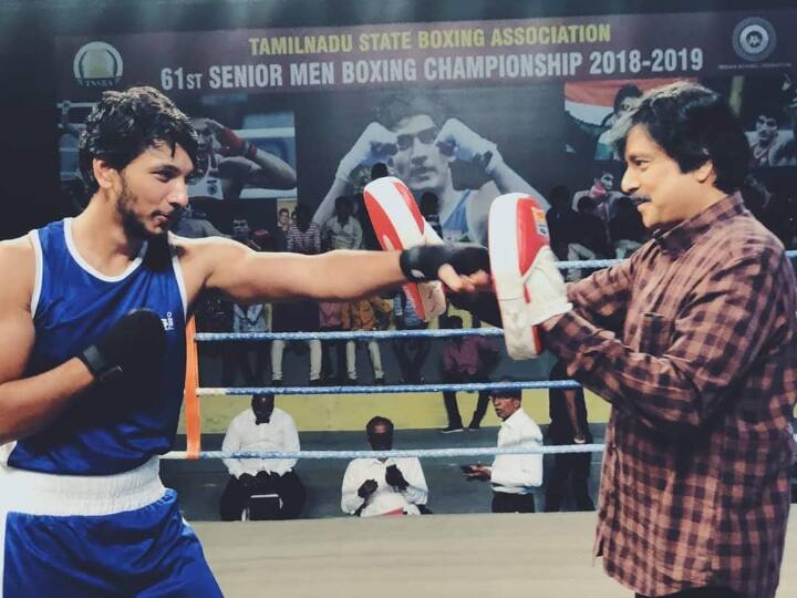 இவர் பிரபலத் தமிழ் நடிகர் கார்த்திக்கின் மகனும் மறைந்த நடிகர் முத்துராமனின் பேரனுமாவார்.