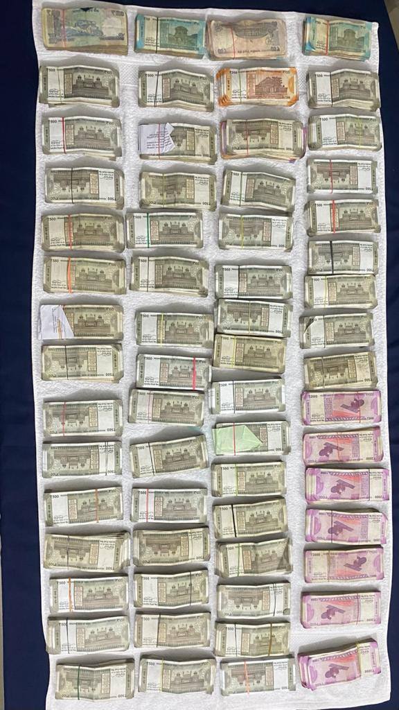 Drug money worth Rs 35 lakh seized in Batala, assets worth Rs 1 crore 17 lakh seized ਬਟਾਲਾ 'ਚ ਨਾਜਾਇਜ਼ ਅਸਲਾ ਤੇ 35 ਲੱਖ ਰੁਪਏ ਦੀ ਡਰੱਗ ਮਨੀ ਬਰਾਮਦ, 1 ਕਰੋੜ 17 ਲੱਖ ਦੀ ਜਾਇਦਾਦ ਹੋ ਚੁੱਕੀ ਜ਼ਬਤ