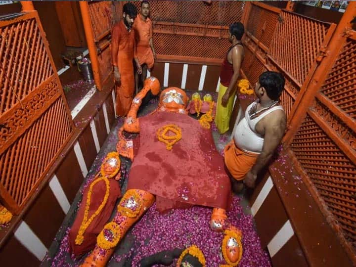 First Mangal of Jyestha Month Devotees in Hanuman Temple in Prayagraj ann Prayagraj: ज्येष्ठ महीने के पहले बड़े मंगल पर लेटे हनुमान मंदिर में भक्तों की भीड़, हो रही है विशेष पूजा अर्चना
