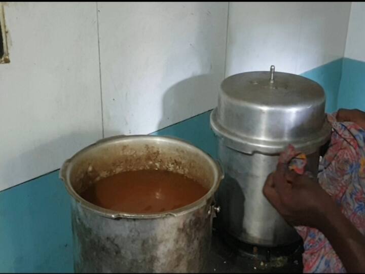 Liquor prepared in the cooker குக்கரில் காய்ச்சிய சாராயம்: விசிலுக்கு முன் வீதிக்கு வந்தது... பின்னாலே போலீசும் வந்தது!