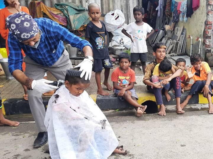 Social Barber serves by cutting the hair of the poor in lockdown mumbai maharashtra ann लॉकडाउन में गरीबों के बाल काटकर सेवा करता है ये शख्स, लोगों ने नाम रखा 'सोशल बार्बर'