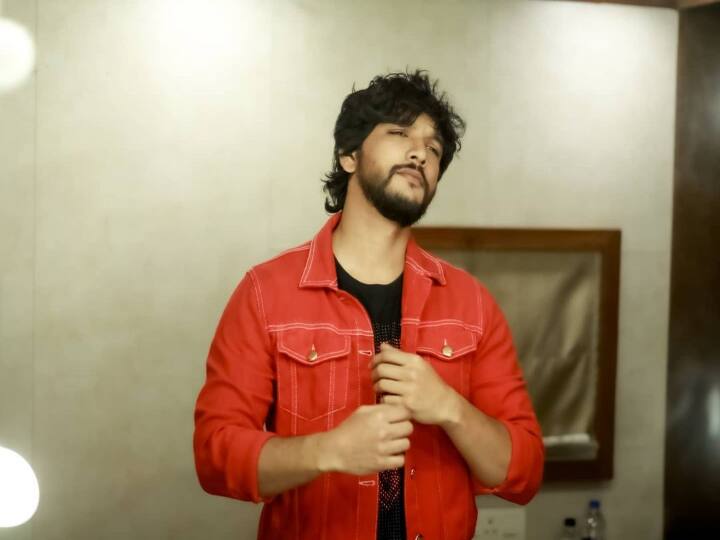 கௌதம் கார்த்திக், மணிரத்தினம் இயக்கிய கடல் திரைப்படத்தில் நாயகனாக அறிமுகமானார்.