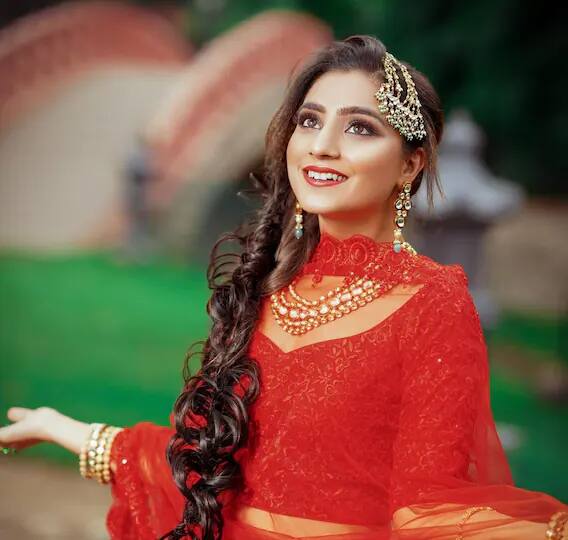 बालिका वधू मालिकेमुळे घराघरात लोकप्रिय झालेली अभिनेत्री नेहा मर्दाने देखील या कार्यक्रमात सहभागी होणार आहे.