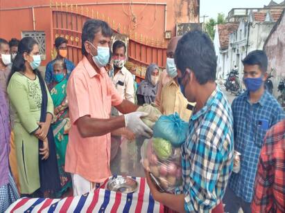 sivaganga Vegetable traderhelps people in lock down மனுசங்க பிழைக்க முடியாம தவிக்குறாங்க - 150 குடும்பங்களுக்கு காய்கறி, மளிகை பொருட்கள் கொடுத்த வியாபாரி