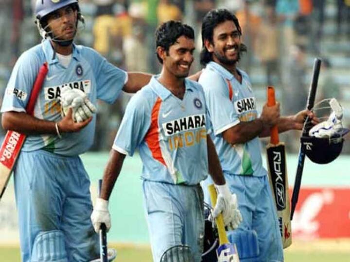 தோனி மற்றும் யுவராஜ்சிங்குடன் தினேஷ் கார்த்திக்