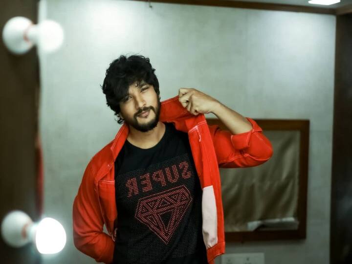 பெங்களூரில் இருந்தபோது ‘டெட் எண்ட் ஸ்ட்ரீட்’ என்ற பெயரில் ஒரு இசைக்குழுவை நடத்தினார்