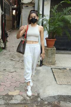 कैजुअल लुक में दिखा Alaya F का शानदार अंदाज, इन दिनों Aaishvary Thackeray संग खूब जुड़ रहा है नाम