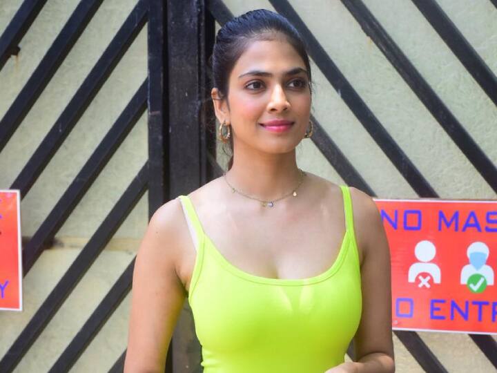 தடுப்பூசி போட்டுக்கொள்ள வந்த மாளவிகா செய்தியாளர்களுக்கு போஸ் கொடுத்தார்