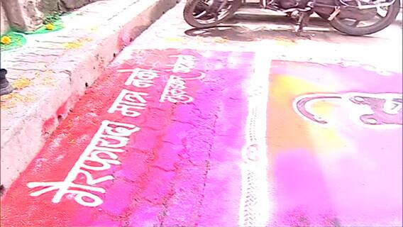 Pune Unlock : पुण्यातील दुकानांचं 'शटर' उघडलं ; पेढे वाटून ग्राहकांचे उत्साहात स्वागत