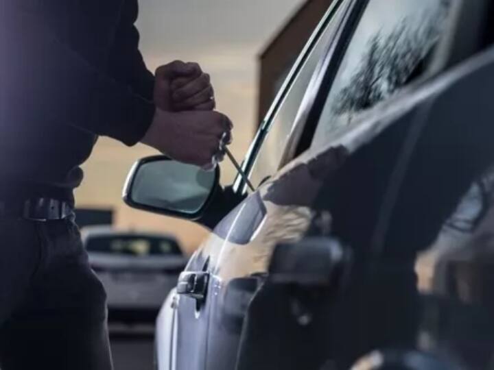 Jalandar model town car theft with old women inside 'அட்ரஸ் தாங்க.. காரை கொண்டுவரேன்' - மூதாட்டியோடு சேர்த்து காரை திருடிச்சென்ற நபர்!