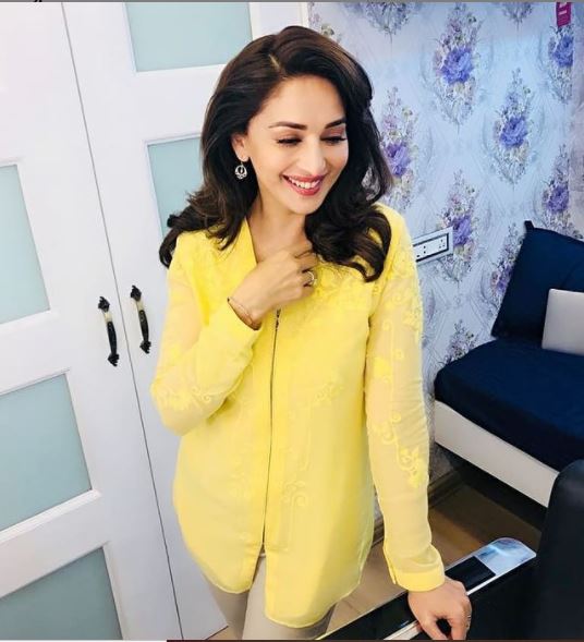 डांस ही नहीं योग से खुद को फिट रखती हैं Madhuri Dixit, जानिए माधुरी का फिटनेस राज