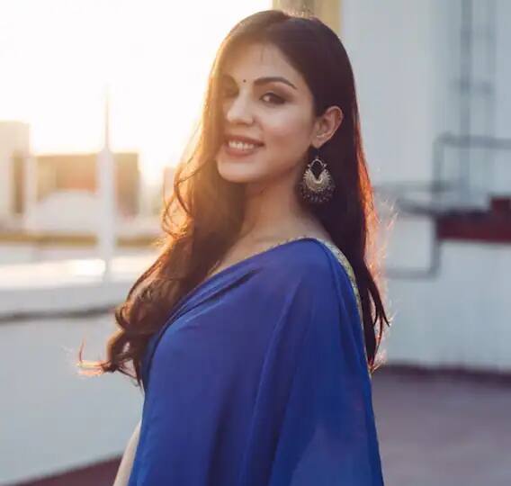 रिया चक्रवर्ती, सुशांत सिंह राजपूतच्या निधनानंतर खूपच वादग्रस्त ठरली होती.त्याचप्रमाणे तिला एनसीबीने ड्रग्ज बाळगल्याप्रकरणी तिला अटक देखील केली होती.