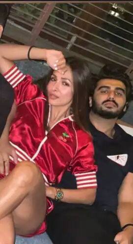 अर्जुन कपूर और मलाइका अरोड़ा लगभग 3 सालों से रिश्ते में हैं. 2019 में दोनों ने अपने रिश्ते को कन्फर्म कर दिया था. वो ज्यादातर साथ नजर आते हैं लेकिन खास बात ये है कि इस रिश्ते को लेकर मीडिया में कम ही बात करते थे.(फोटो - सोशल मीडिया)