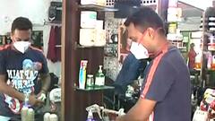 Salon : दोन महिन्यांनंतर नाशिकमधील सलून पार्लर पुन्हा सुरू, दुकानांची सफाई आणि सॅनिटायझेशनला वेग