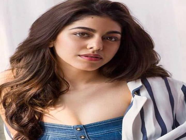 சிறந்த அறிமுக நடிகைக்கான பிலிம்பேர் விருதை ஆல்யா பெற்றுள்ளார்