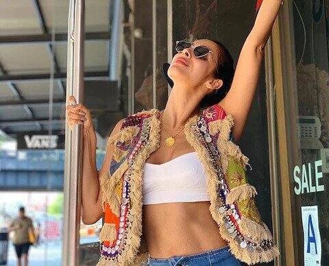 मलाइका अक्सर ही ये मार्क्स फ्लॉन्ट करती है और फैंस को उनके ये अंदाज भी काफी पसंद आता है.