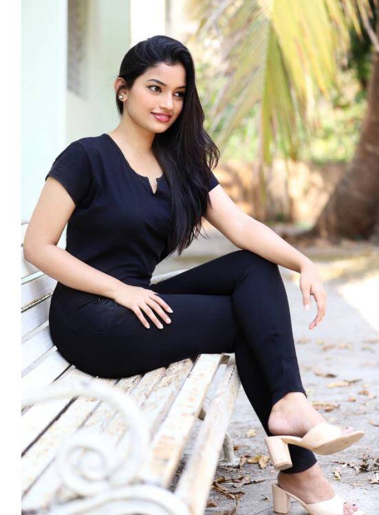 ती नेहमी आपले सुंदर फोटो सोशल मीडियावर शेअर करत असते.