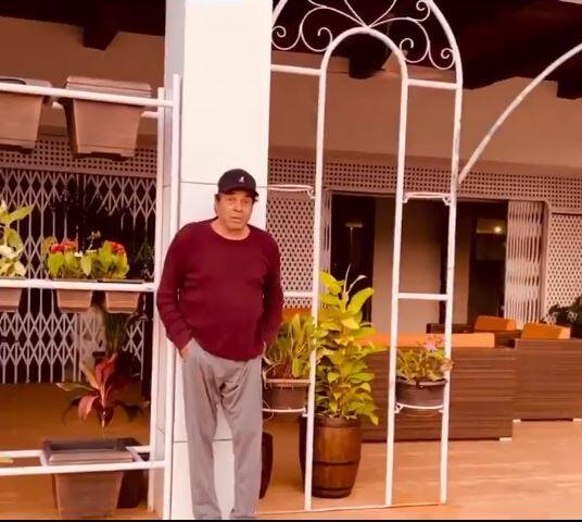 করোনা সংক্রমণের থেকে বাঁচতেই শহর থেকে দূরে তাঁর ওই ফার্মহাউজে থাকার সিদ্ধান্ত নিয়েছিলেন তিনি ও গোটা দেওল পরিবার। যার ফলে স্বাভাবিকভাবে এক বছরের ওপর নিজের স্ত্রী হেমা মালিনীর সঙ্গেও তাঁর সাক্ষাৎ হয়নি এই।