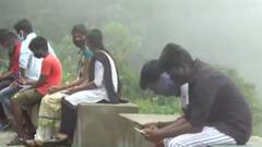 केरल: ऑनलाइन क्लास के लिए भी 6KM दूर जाने को मजबूर बच्चे