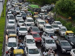 नोएडा-दिल्ली के चिल्ला बॉर्डर पर लगा 3-4 किलोमीटर लंबा जाम, लोगों का हुआ बुरा हाल