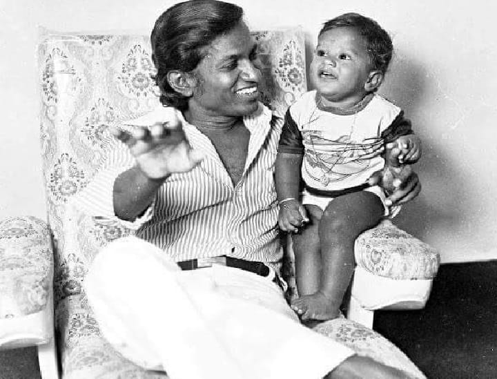 மகன் யுவன் சங்கர் ராஜாவை கையில் வைத்து கொஞ்சும் இளையராஜா
